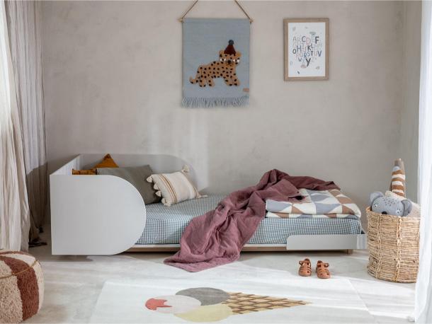 Łóżko podłogowe niskie dziecięce z wezgłówkiem