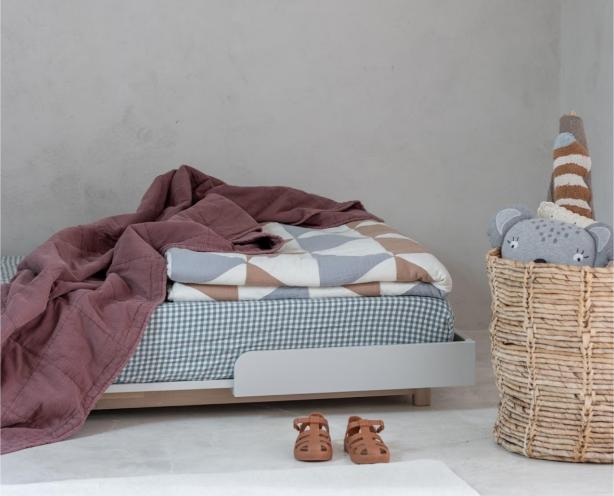 Niskie łóżko dla małego dziecka