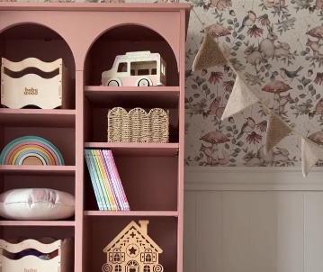 Meble Montessori w pokoju dziecka &ndash; przykład łatwego dostępu do przechowywanych rzeczy